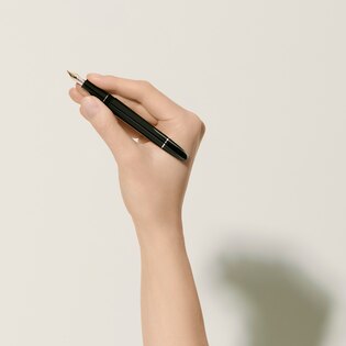 Meisterst&uuml;ck Platinum-Coated Classique Fountain Pen (M)
