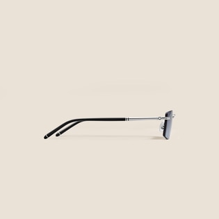 Rechteckige Sonnenbrille mit silberfarbener Metallfassung