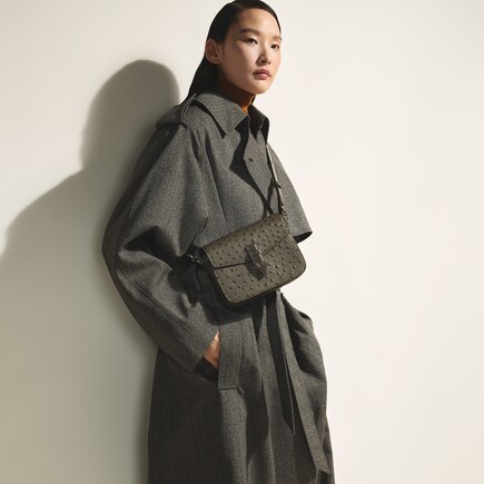 Umh&auml;ngetasche mit Federdetail aus Leder mit Strau&szlig;enpr&auml;gung