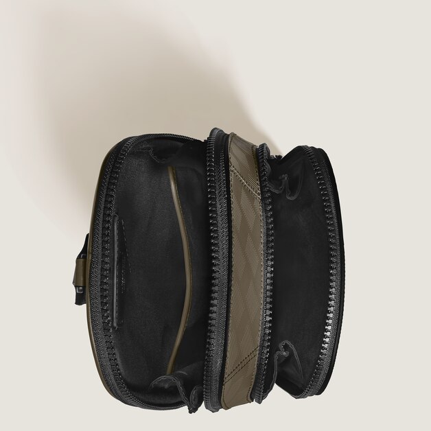 حقيبة ملاصقة للجسم متوسطة من جلد إكستريم - 7